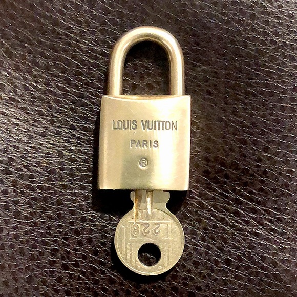 Vintage LV Louis Vuitton Padlock Lock & Key 228 - Picture 3 of 11